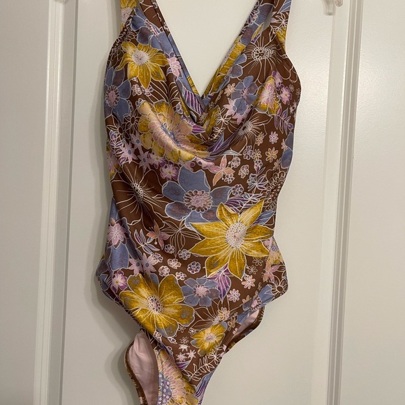 Alana Gunn Wilandra  one piece bathing suit 🩱 - Picture 3 of 4